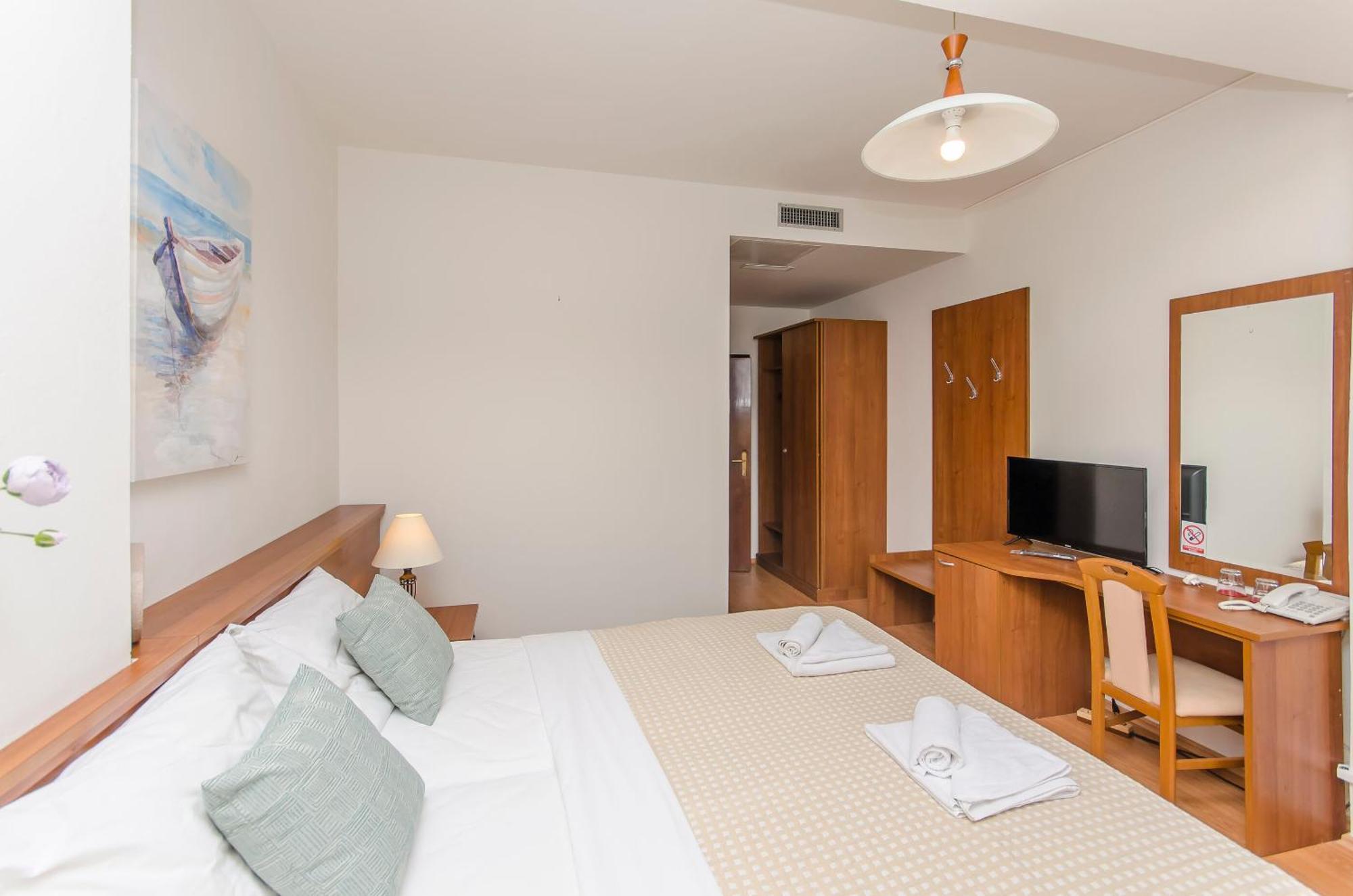 House Hotel Plava Laguna 迪斯诺 外观 照片